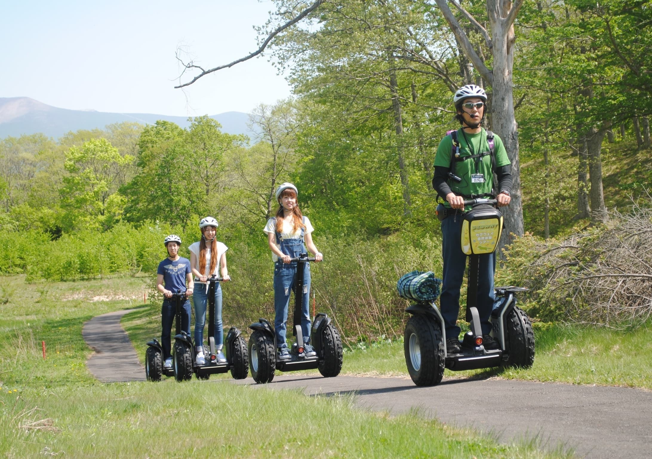 駒ケ岳をバックにセグウェイツアー