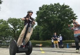 セグウェイを乗りこなす